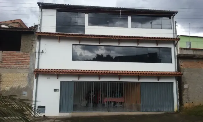 Casa com linda vista, 267m² , 3 qtos, 1 Salão com banh. no 2º pavimento, 3 garagens.