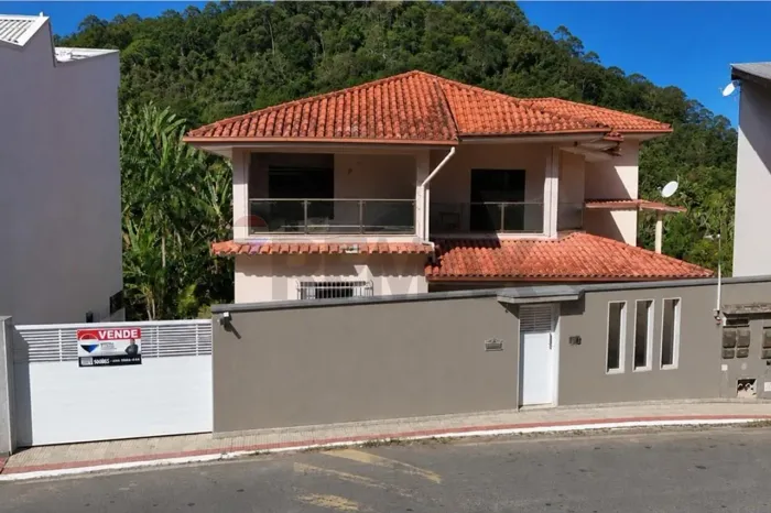 Casa de alto padrão, financiável, no centro de Rio Novo do Sul