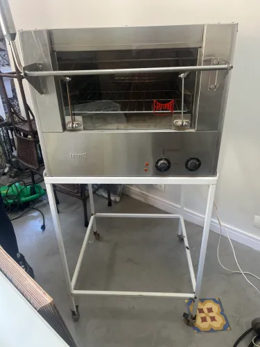 Forno Elétrico Fritomaq para assar pizza e afins & carrinho com rodas 65x50x65cm R$350
