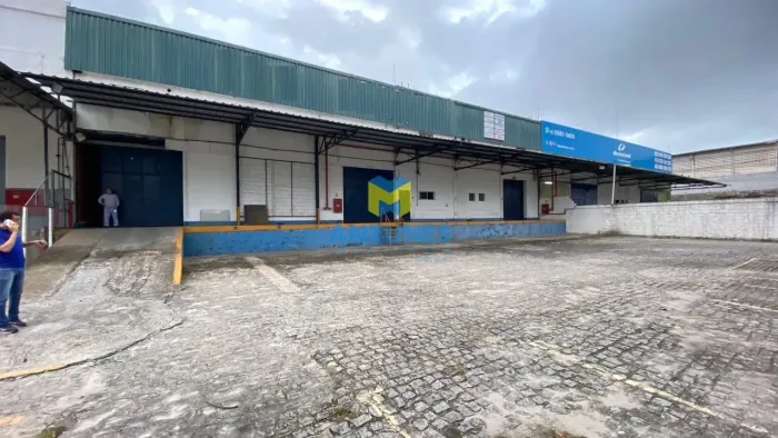 Alugue em Prazeres galpão de 2.464m², com doca e pátio