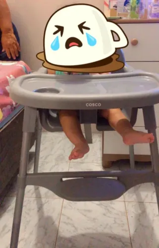 Cadeirinha de alimentação e cadeira de descanso e tem conversa