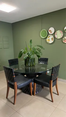 Mesa de Jantar Redonda de Vidro com 4 Cadeiras Estofadas | Design Contemporâneo