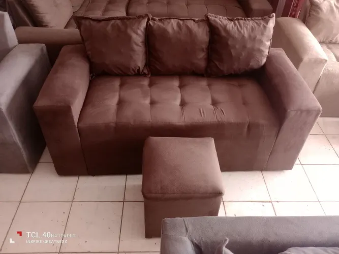 Sofá de 3 lugares com puff e 3 almofadas