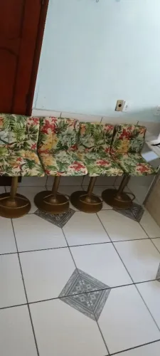 Vendo 4 cadeiras para bancada ou mesa por 180 reais as 04 unidades ou 50 reais a unidade