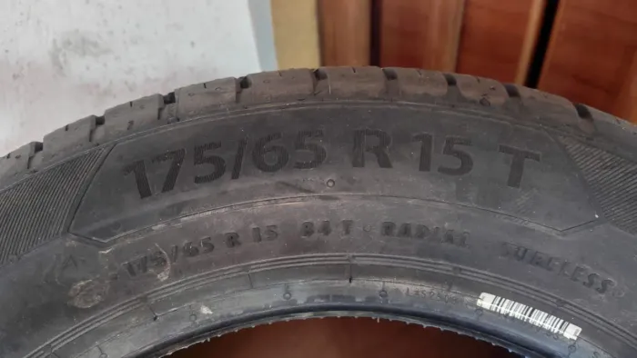 Vende-se dóis pneus aro 15 175/65 novos