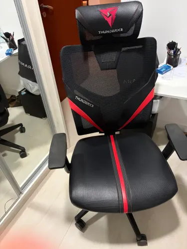 Cadeira Gamer ThunderX3 com encosto de cabeça 
