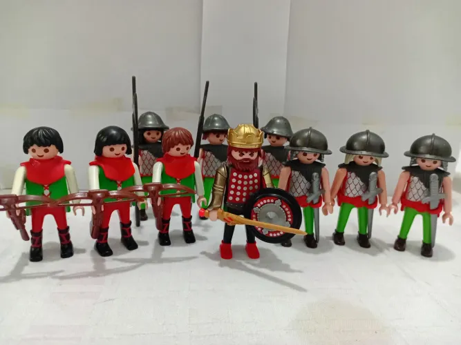 Playmobil Rei e Tropa dos Cavaleiros da Ilha de Ferro (Exército c/10 figuras) 