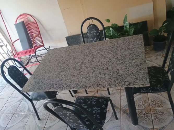 Mesa de granito com 04 cadeiras