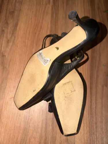 Scarpin Preto Couro Bico Quadrado Slingback Laço