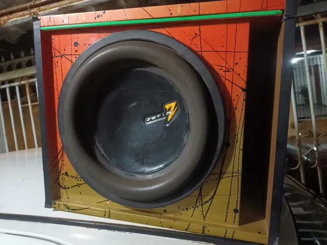 Caixa de grave com zetta de 600w RMS 12 polegadas
