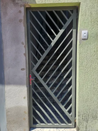 Portão social de ferro