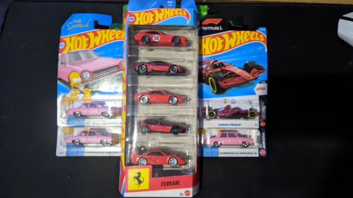 Hot Wheels 3 Simpsons + 1 Ferrari Scuderia + 1 Pack 5 Ferrari