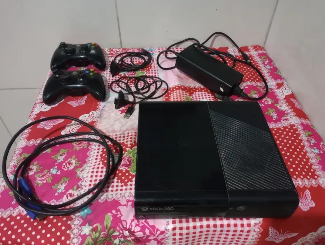 XBOX 360 DESTRAVADO com 2 controle. Funcionando perfeitamente.
