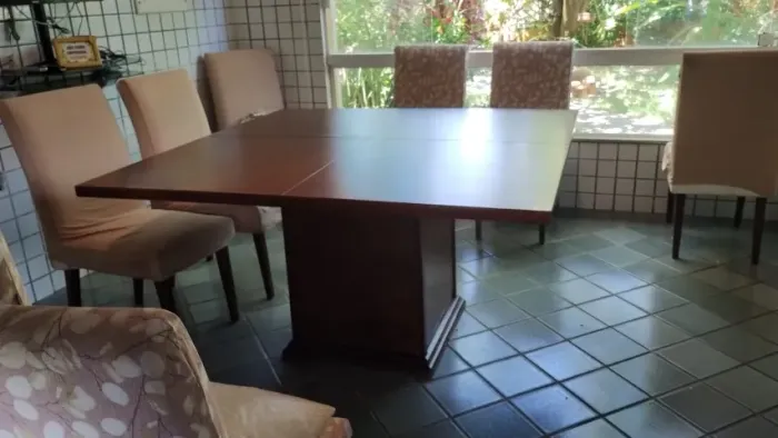 Mesa de jantar quadrada de madeira
