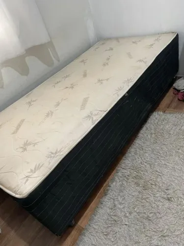 Cama e cabeceira