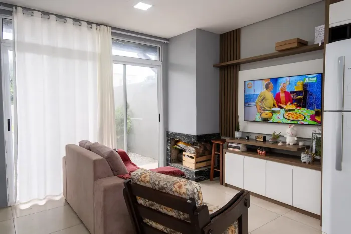 Casa Amarílis: 2 dormitórios, 2 banheiros. Lareira, móveis planejados, pátio com espera pa