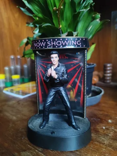 Boneco Elvis Presley enfeite Natalino para pendurar na árvore, Canta música e acende 