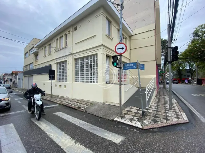 IMÓVEL COMERCIAL DE ESQUINA NO CENTRO, 7 SALAS, 433,69 M², 10 VAGAS