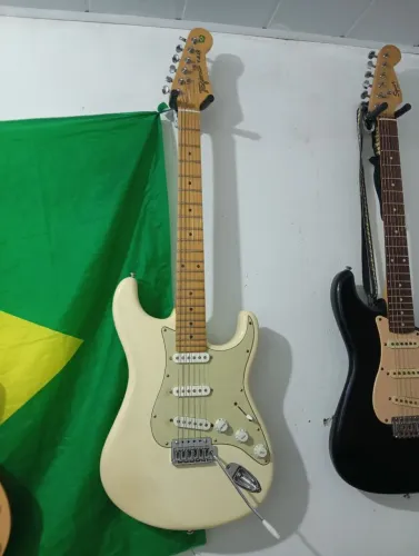 T635 Brasil com 2 caps Fender 