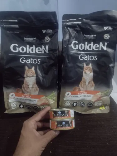 Dois pacotes de ração Golden gatos 