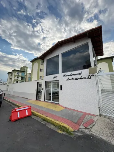 apartamento Térreo com: 02 quartos, varanda, 01, banheiro.