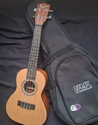 Ukulele Concert Eletrico Marquês, acompanha capa acolchoada e 2 palhetas.