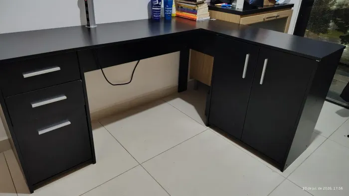 Vendo mesa de escritório com gavetas e torre de tomadas embutida