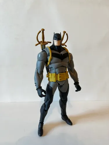 Batman - O Cavaleiro Branco - com espadas - McFarlane Toys