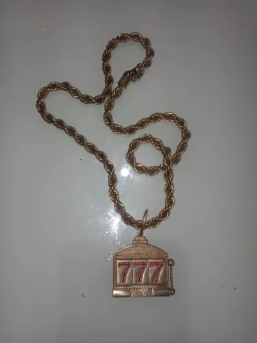 2 cordões com 3 pingentes dourados.