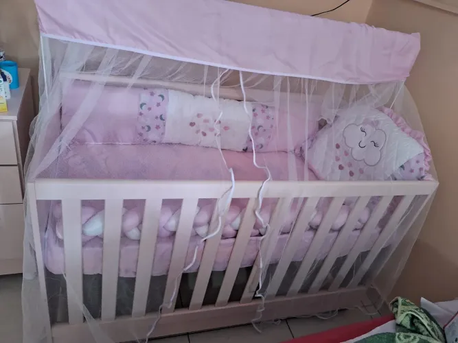 Vendo um Berço em MDF, na cor rosa beb
