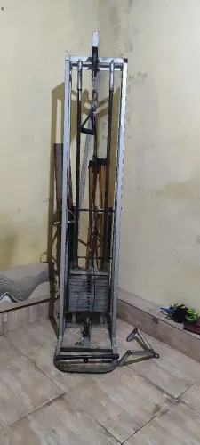 Equipamento de treino um puxador pulei braço vista e ombro treino de membros superiores