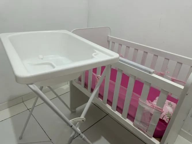 Kit pra bebê mini berço guarda roupa e banheira