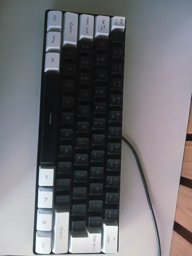 Teclado gamer RGB (60%)