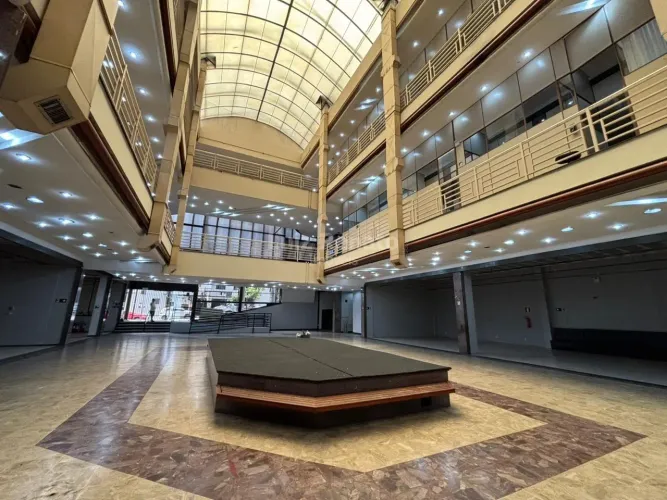 Estrutura Corporativa de Alto Padrão  Prédio Comercial com 4.379 m² e 28 Vagas