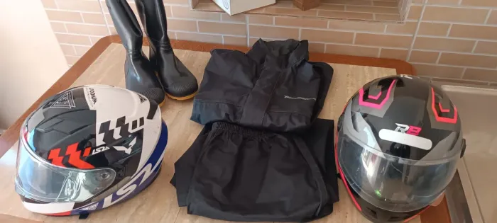 KIT MOTO: 2 CAPACETES + ROUPA DE CHUVA + BOTA