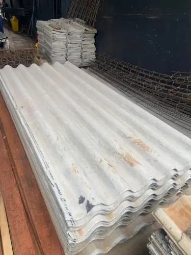 Telhas, churrasqueira e pilar de caixa d'água