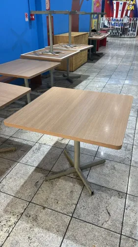 Mesa em madeira com pé de ferro 