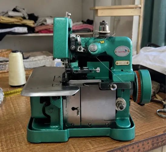 Máquina de costura overlock importWay semi industrial IWMC-506 portátil