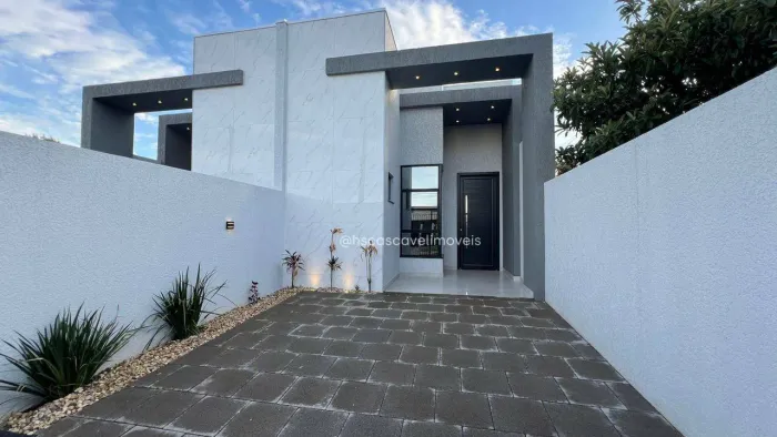 Linda Casa com arquitetura Moderna com localização privilegiada, 1 suíte mais 2 quartos