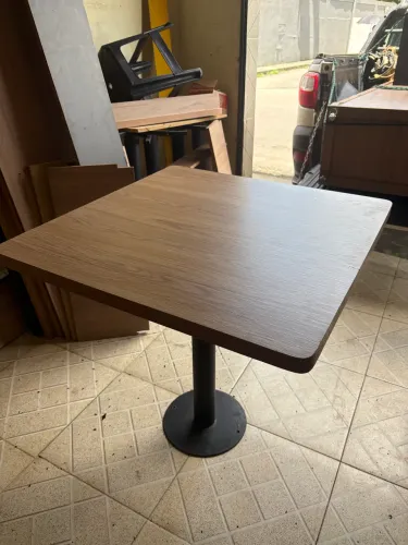 Mesa Bistrô Quadrada com Base Metálica Fixa ao Piso (Parafusada)