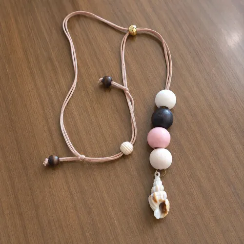 Colar Artesanal com Pingente de Concha - Rosa e Natural