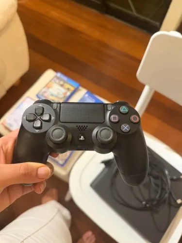 Vídeo Game PS4 + 4 jogos