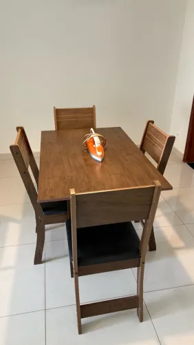 Doação de mesa com 04 cadeiras + ferro de passar roupas 220v