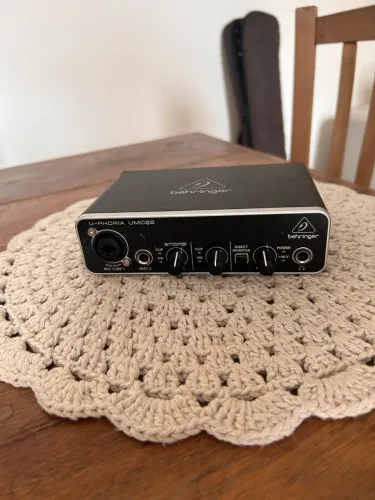 Behringer UMC22 (Interface de Áudio)
