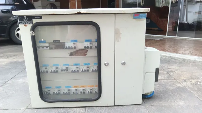 Quadro de distribuição trifásico (3P + T + N) 