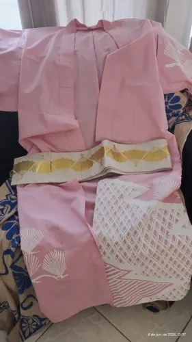 Roupa Oriental rosa com faixa