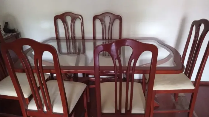 Mesa de jantar de madeira com 6 cadeiras