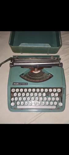 Máquina de Escrever Olivetti Lettera original com tampa  (com defeito e avarias)