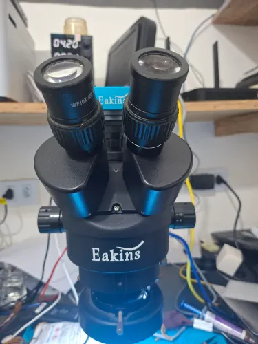 Microscopio trinocular eakins 7050 com lentes led e camera.