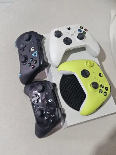 Xbox Series S + 4 Controles